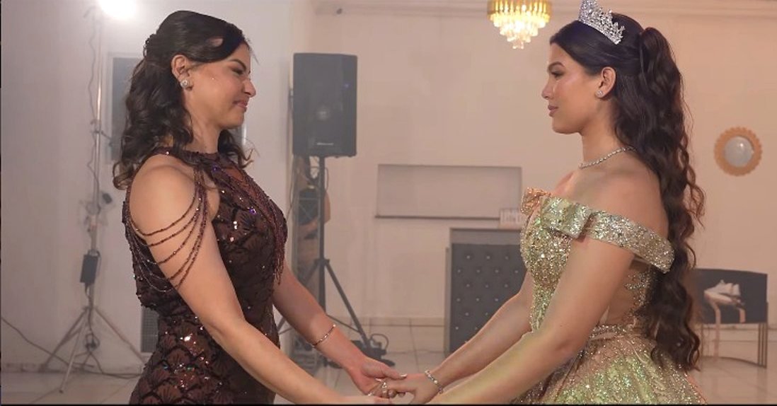 Debutante de mãos dadas durante a valsa da festa de 15 anos