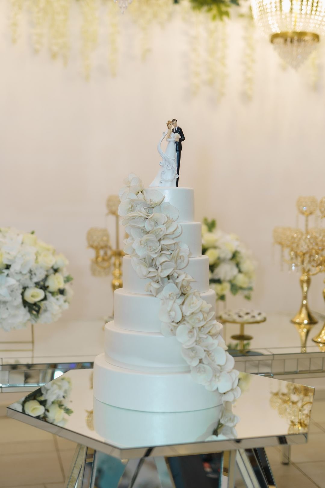 Bolo de casamento de vários andares com flores de açúcar, no Estrela Buffet