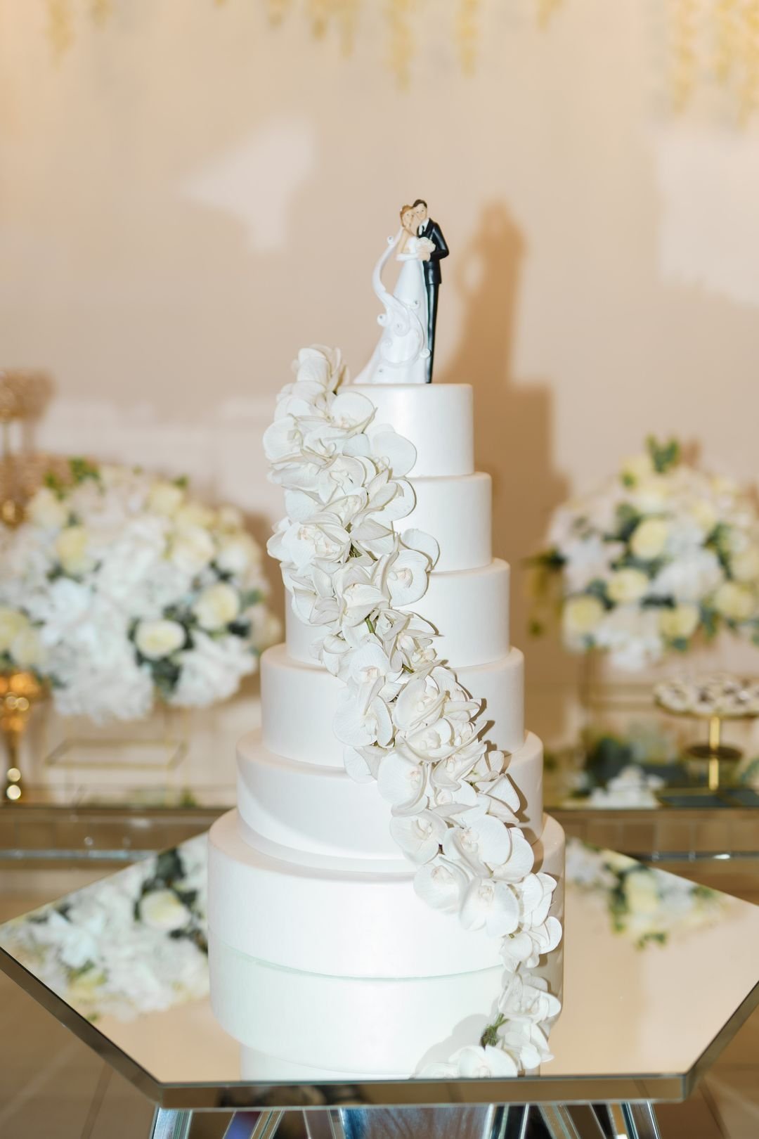 Bolo de casamento de andares na mesa de doces do Estrela Buffet