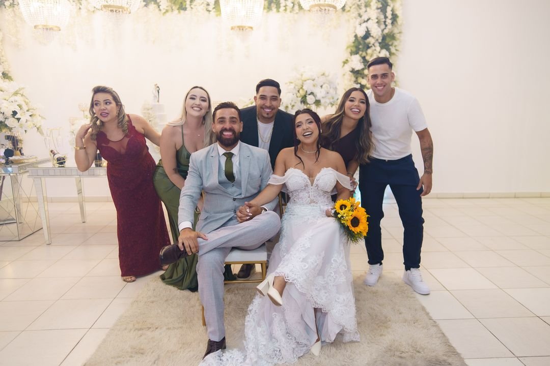 Noivos reunidos com os amigos para a foto, no salão do Estrela Buffet